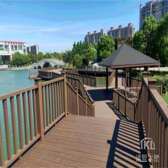 优质木塑栈道板 塑木栏杆材料供应